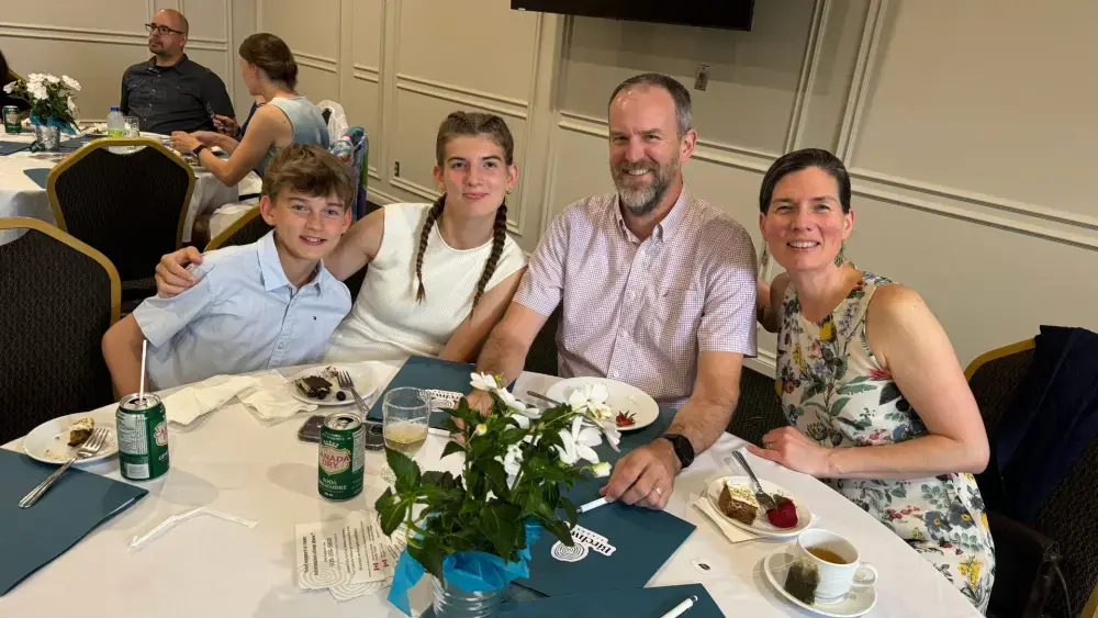 photo}{description}{/photo}